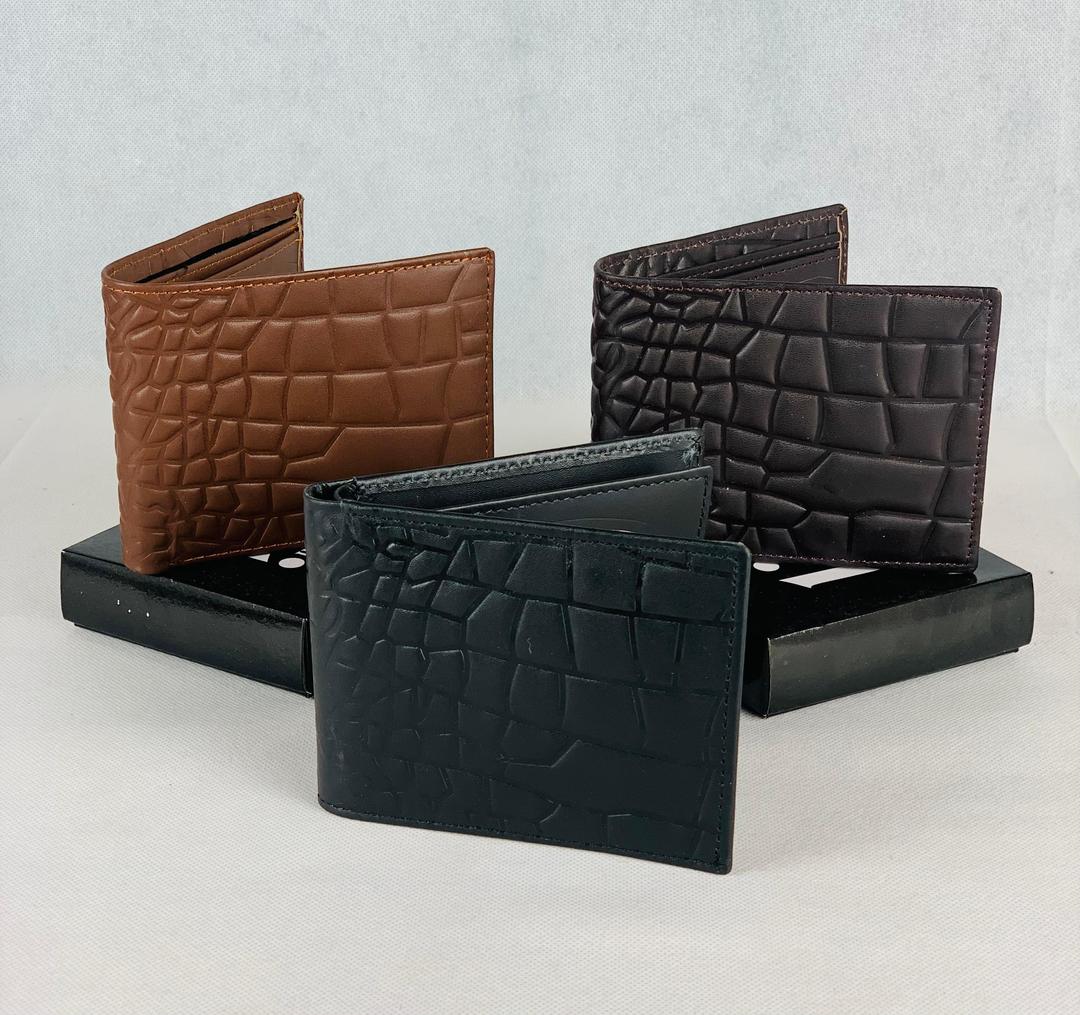 Premium Men's Leather Bi-Fold Wallet: The Perfect Blend of Style and Functionality